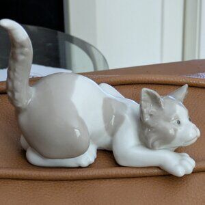 Lladro Glossy White and Light Gray Porcelain Cat Figurine